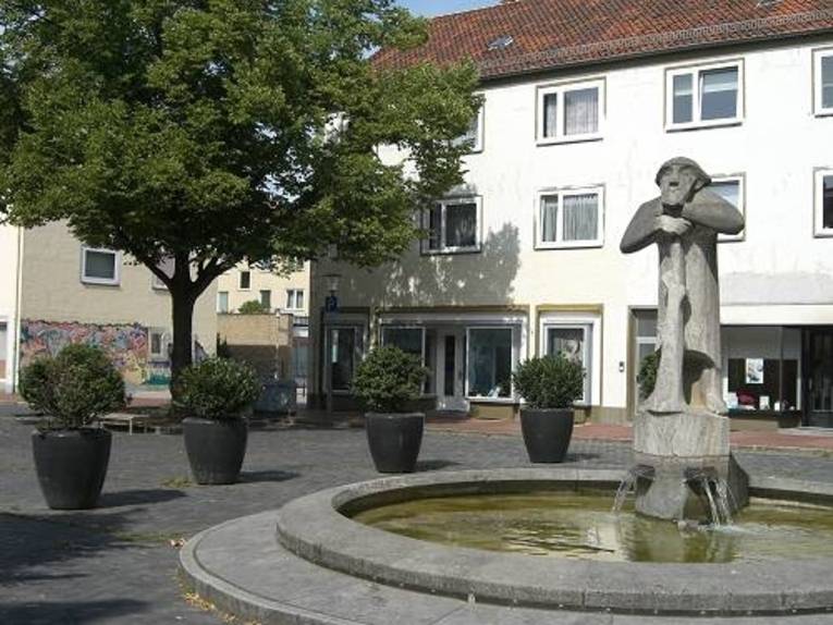 Foto vom Brunnen und umstehenden Häusern am Rübezahlplatz