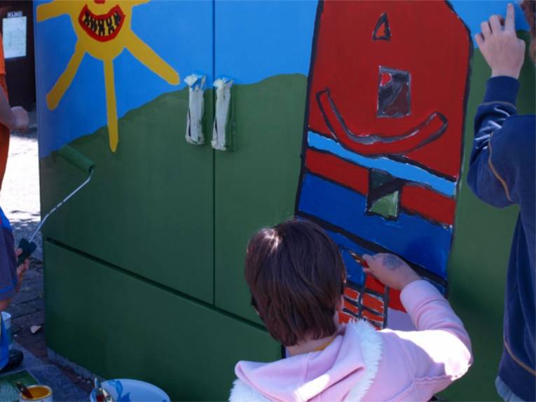 KPR - Schüler bemalen Telekom-Schaltkästen.