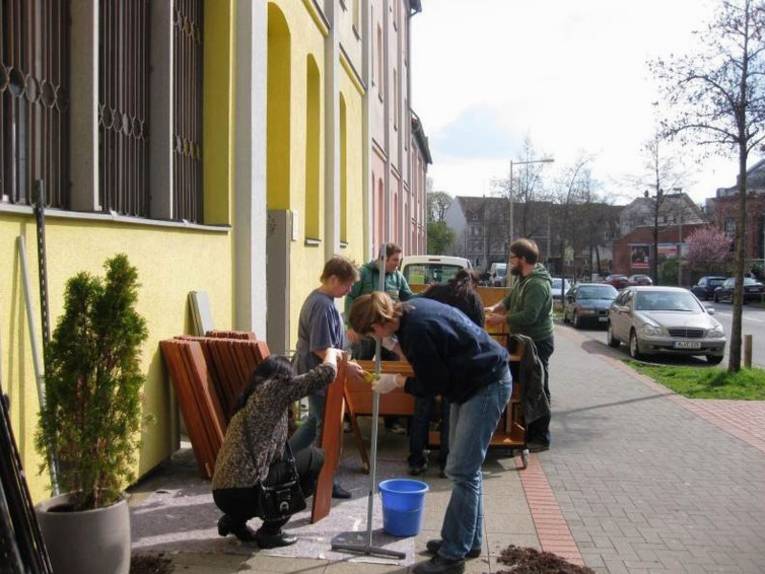 Helferinnen und Helfer sind auch vor dem Café Allerlei motiviert bei der Arbeit.