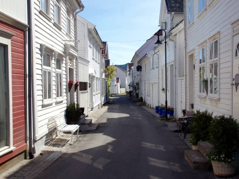 Eine Gasse im holländischen Viertel. Die Häuser haben eine Panelfassade sind zum größten Teil weiß gestrichen.