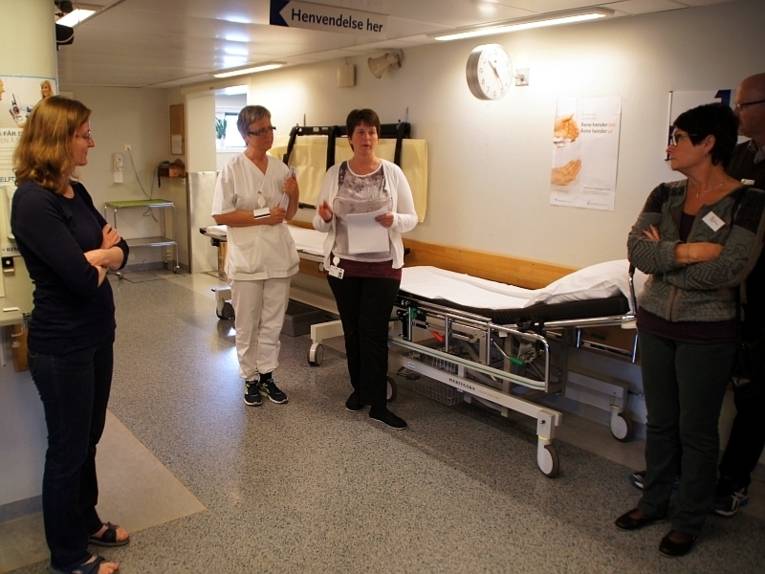 Zwei Krankenschwestern erzählen den Besucherinnen und Besuchern etwas über das Krankenhaus.