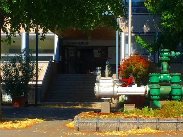 Rathaus und Stadtbibliothek Misburg.