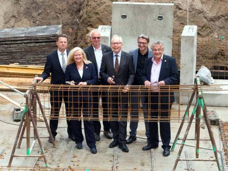 Prof. Dr. Volker Epping (Präsident der Leibniz Universität Hannover), Edeltraut-Inge Geschke (Bezirksbürgermeisterin im Stadtbezirk Nord), Erwin Jordan (Dezernent für Soziale Infrastruktur der Region Hannover), Prof. Dr. Burkhard Huch (Vorsitzender der Rut- und Klaus-Bahlsen-Stiftung), Prof. Christian Schlüter (ACMS Architektur Contor Müller Schlüter) und Eberhard Hoffmann (Geschäftsführer des Studentenwerks Hannover) beim Gründungsfest für das neue Klaus-Bahlsen-Haus.
