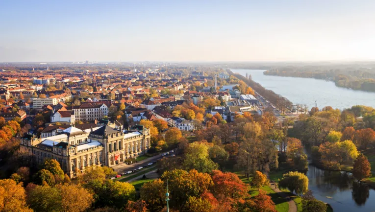 Herbstlicher Ausblick von der Rathauskuppel mit Landesmuseum.