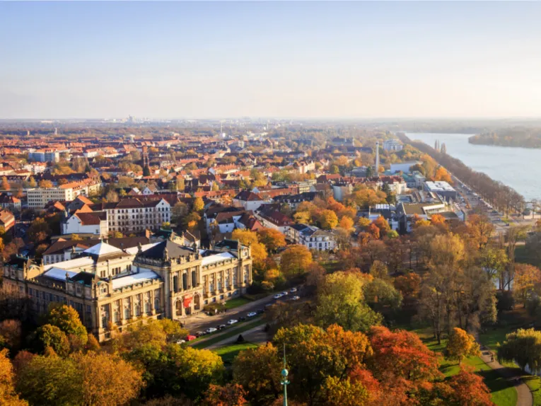 Herbstlicher Ausblick von der Rathauskuppel mit Landesmuseum.