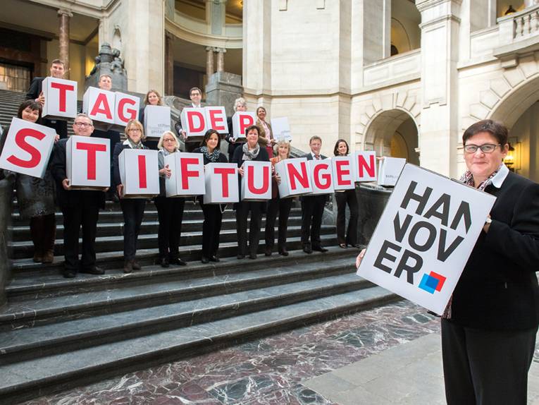 Die Mitglieder der Stiftungsinitiative Hannover auf der Treppe in der Rathaus-Kuppelhalle