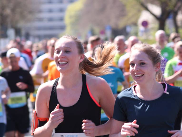 Sportlerinnen beim Marathon