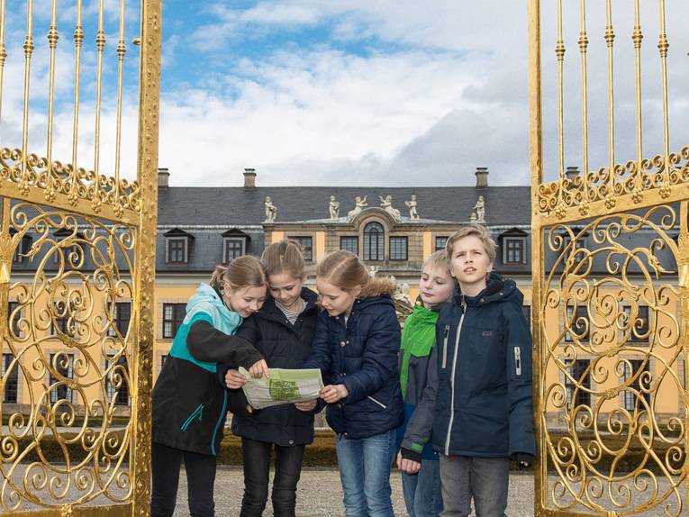 Kinder vor dem Goldenen Tor in den Herrenhäuser Gärten