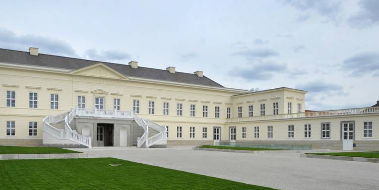 Außenaufnahme des Schlosses Herrenhausen in der Dämmerung