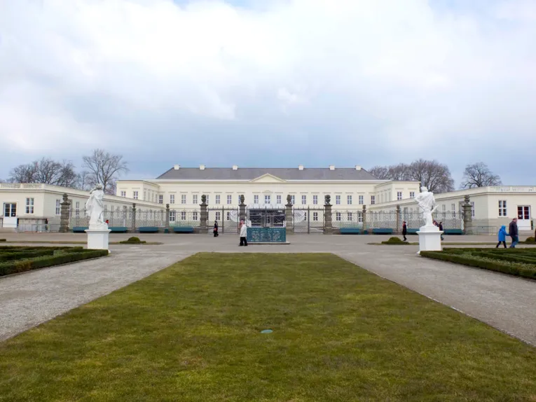 Das Schloss Herrenhausen vom Großen Garten aus gesehen