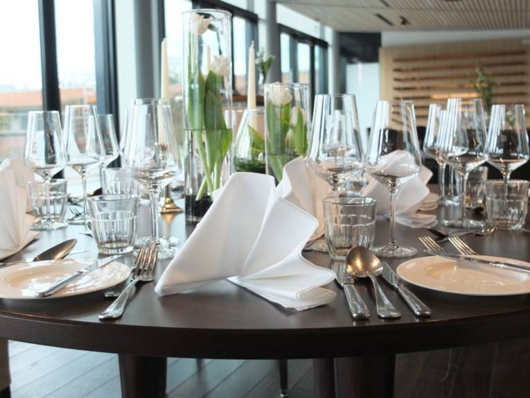 Gedeckte Tafel im neuen Festsaal