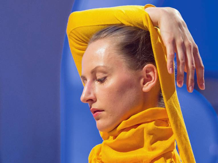 Foto: Eine Tänzerin präsentiert Mode.