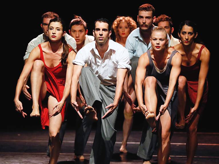 Gruppe tanzender Menschen