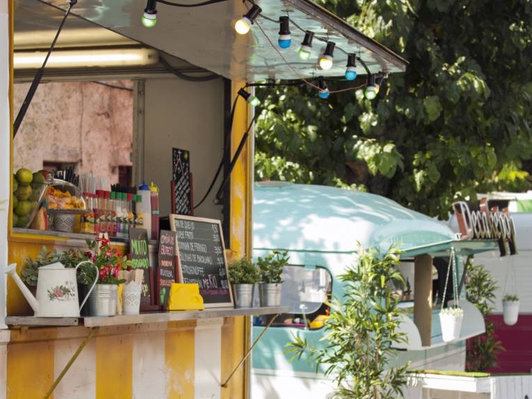 Foto: Liebevoll gestaltete Food Trucks.