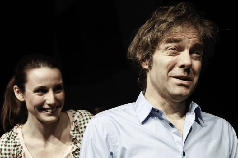 Ein Mann und eine Frau auf einer Bühne