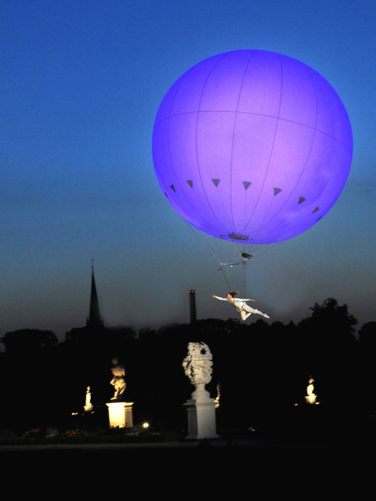 Ein illuminierter Ballon über dem Großen Garten
