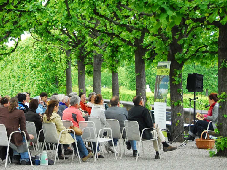 Eine Gruppe Menschen bei einer Lesung im Großen Garten