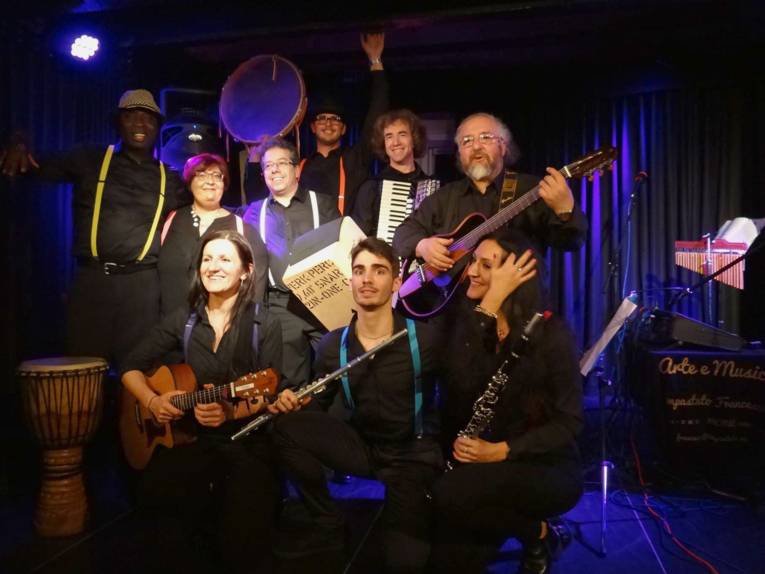  Zwölfköpfiges internationales Weltmusik-Ensemble von Musiker*innen und Sänger*innen aus Hannover.