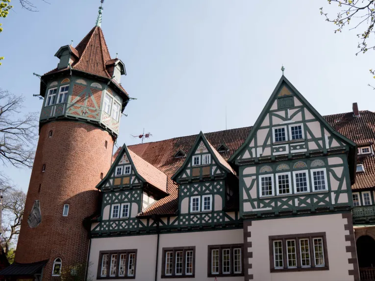 Frontansicht des Stadtteilzentrums Lister Turm