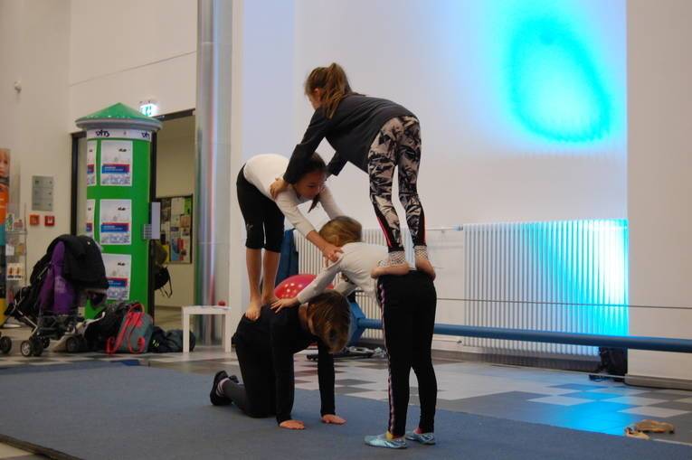 Kinder bilden eine Pyramide