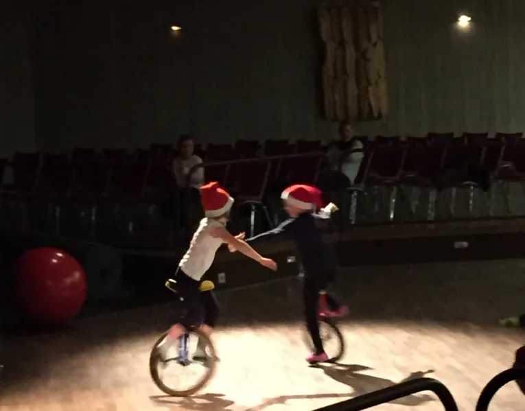 Zwei Kinder fahren auf ihren Einrädern