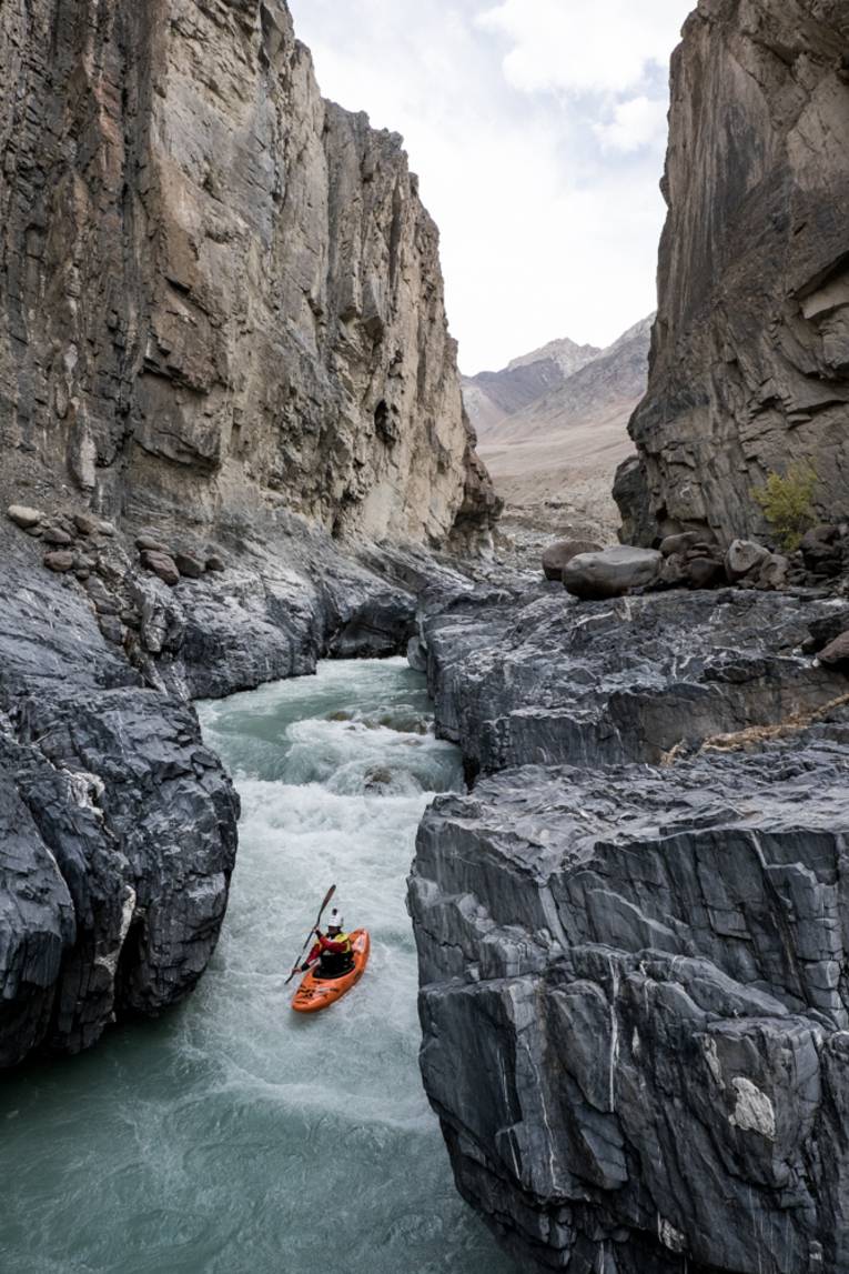 Ein Kajakfahrer hat sich durch die enge Schlucht gekämpft