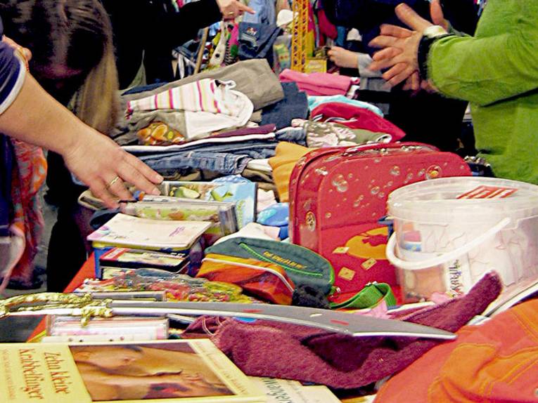 Gebrauchte Gegenstände sind auf einem Flohmarkttisch ausgebreitet