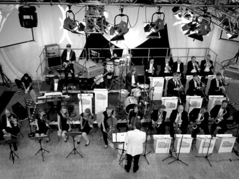 Eine Bigband auf der Bühne