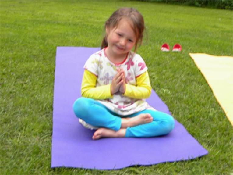 Mädchen im Yogasitz