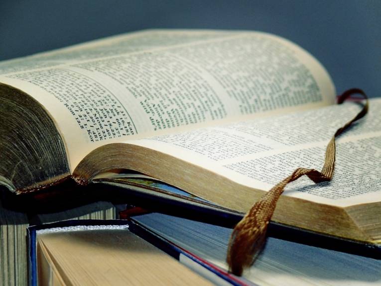 aufgeschlagenes Buch