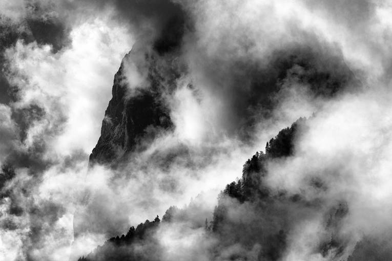 von Wolken / Nebel umhüllte Berghänge