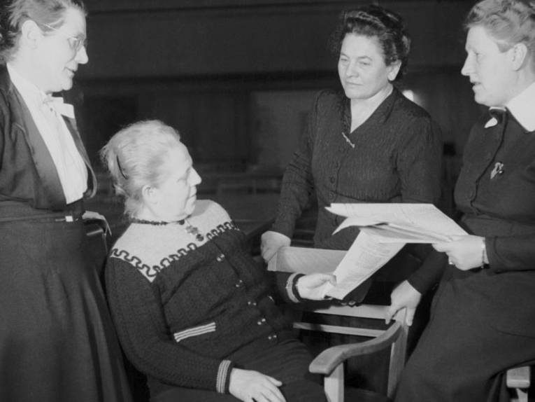 Die Mütter des Grundgesetzes 1949 (v.l.n.r.): Helene Wessel, Helene Weber, Frieda Nadig und Elisabeth Selbert