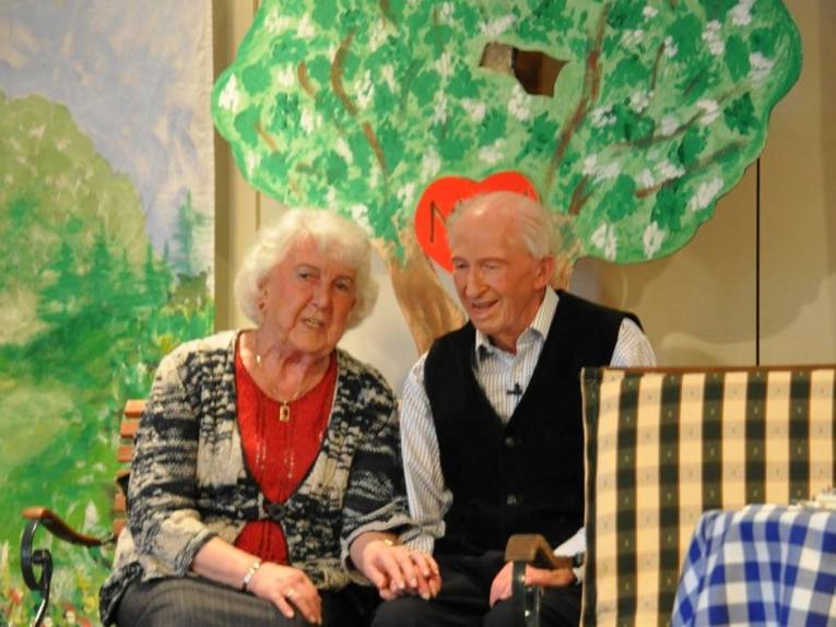 Szene mit älterem Pärchen auf einer Parkbank