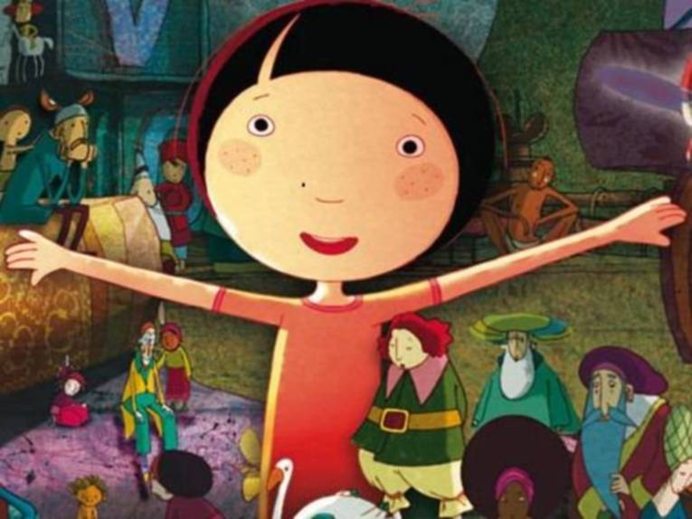 Kleiner Junge inmitten seiner Märchengestalten