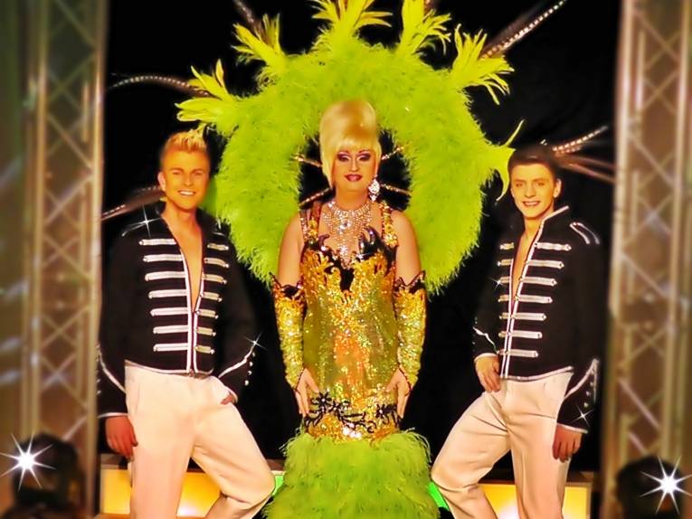 Travestiestar Maria Crohn mit Tänzern