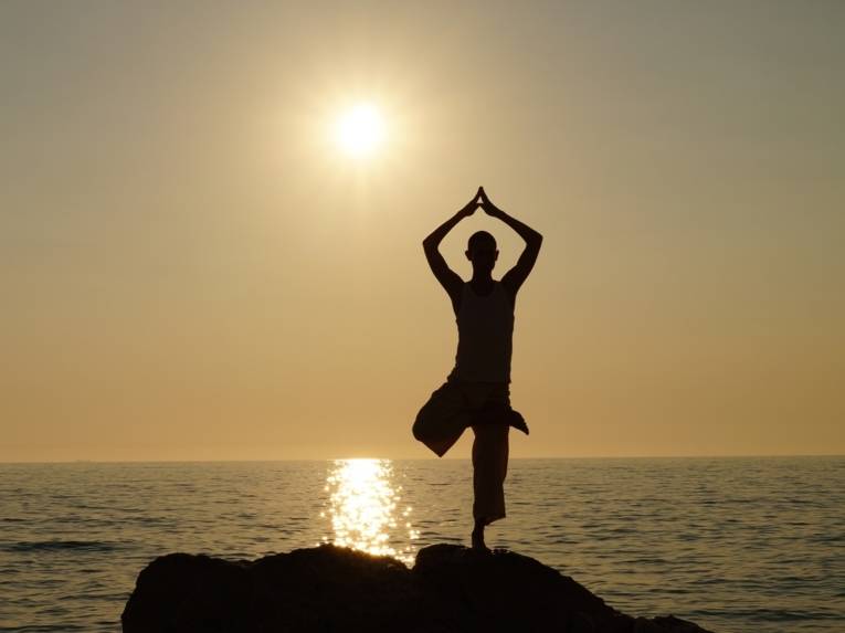 Yoga Übung bei Sonnenuntergang