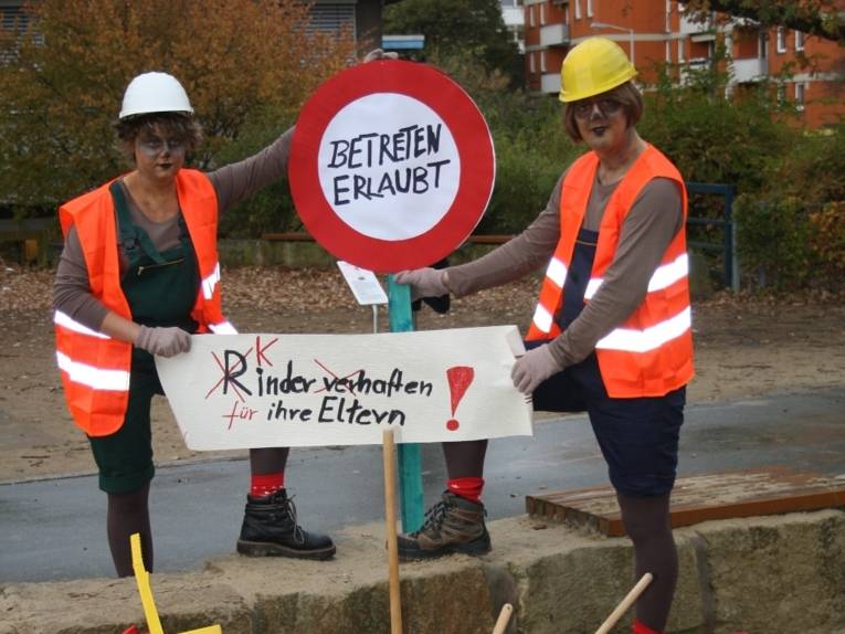 Erdmännchen auf der Baustelle