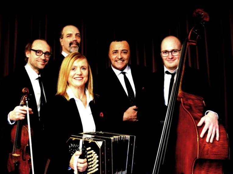 Zu sehen sind die Musikerin und Musiker des Hamburg Tango Quintet