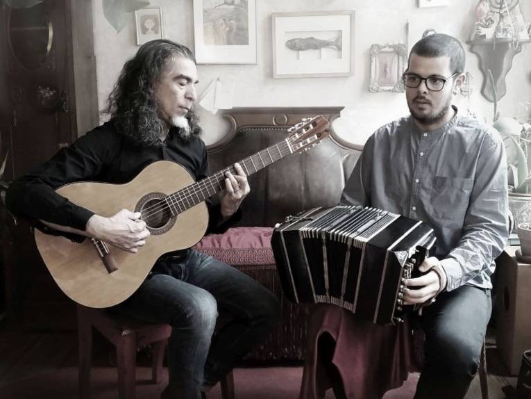 Zu sehen sind der Gitarrist Gabriel Battaglia und Bandoneonist Tomás Diaz