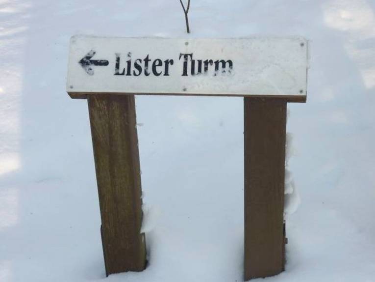 Zu sehen ist ein Hinweisschild zum Lister Turm im Schnee