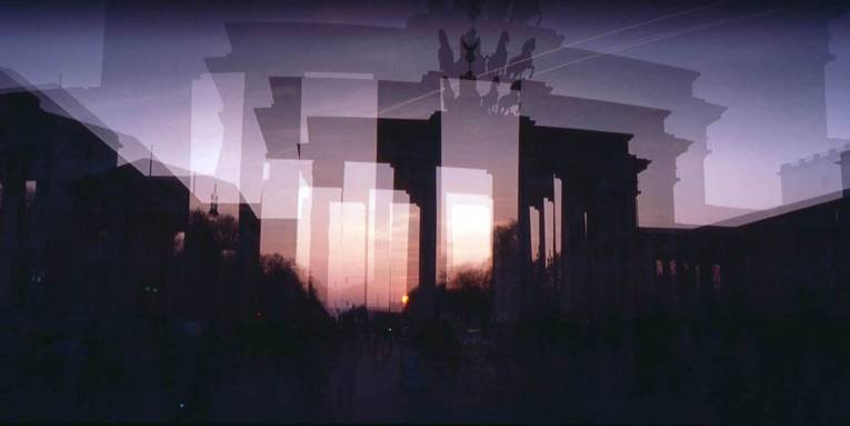 Durch versetzt übereinandergelegte Aufnahmen des Berliner Brandenburger Tores im Abendlicht entstehen Variationen des ursprünglichen Motivs.