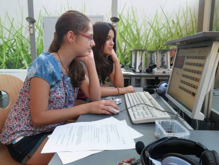 2 Mädchen arbeiten an einem Bildschirmarbeitsplatz in der Lernoase 