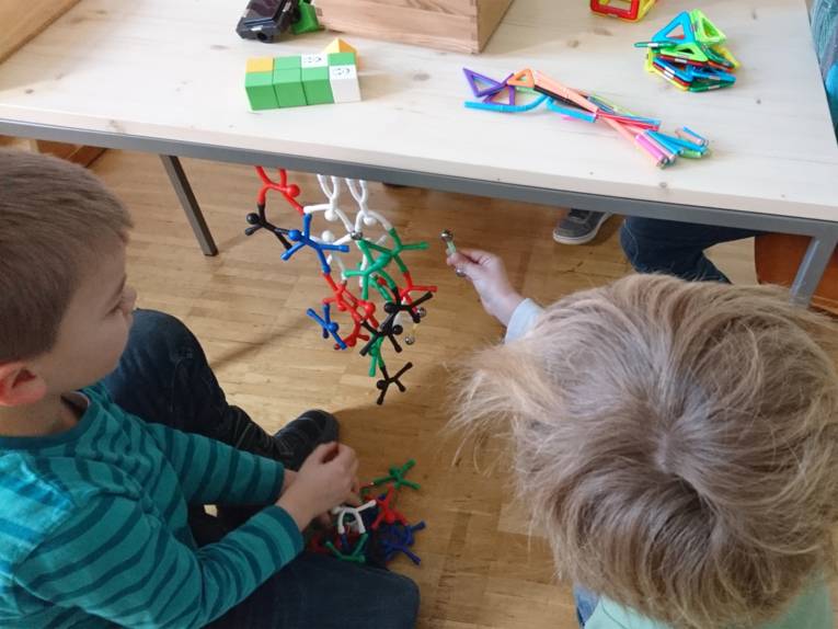 Die Kinder können ausprobieren, welche Materialien magnetisch sind.