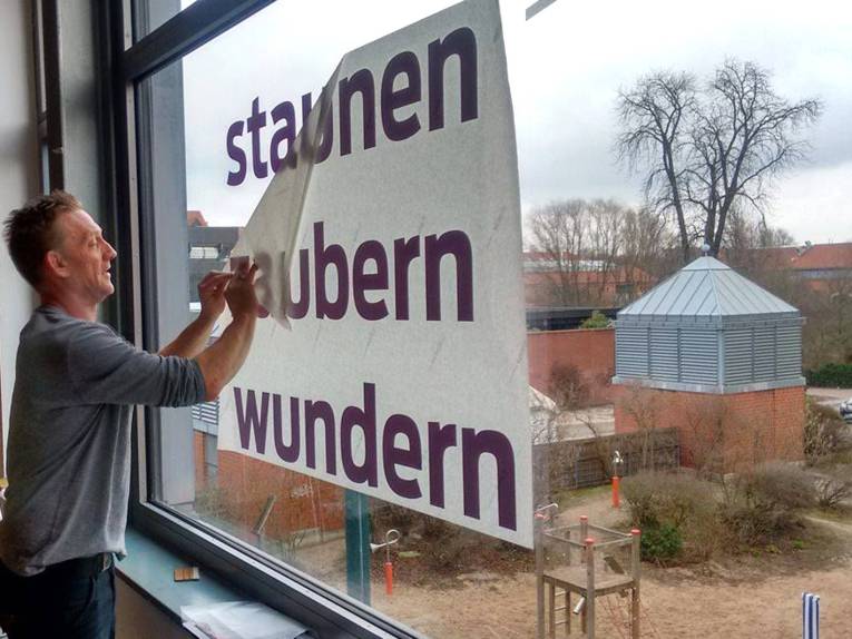 Aufbau der zweiteiligen Mitmach-Ausstellung "Achtung anziehend - geheimnisvolle Kräfte" im Freizeitheim Vahrenwald