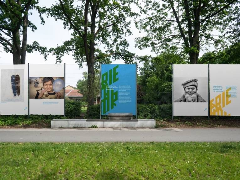 Großdrucke der Künstler an einem Zaun im Stadtteil Sahlkamp
