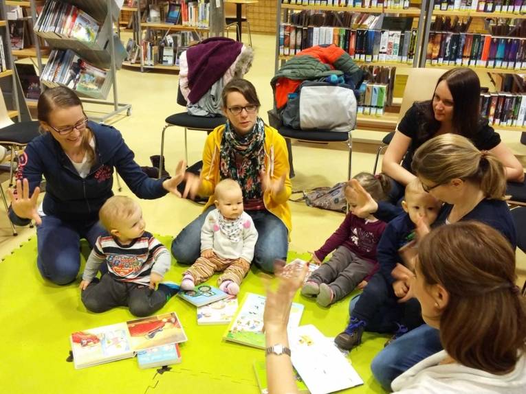Babys in der Bibliothek