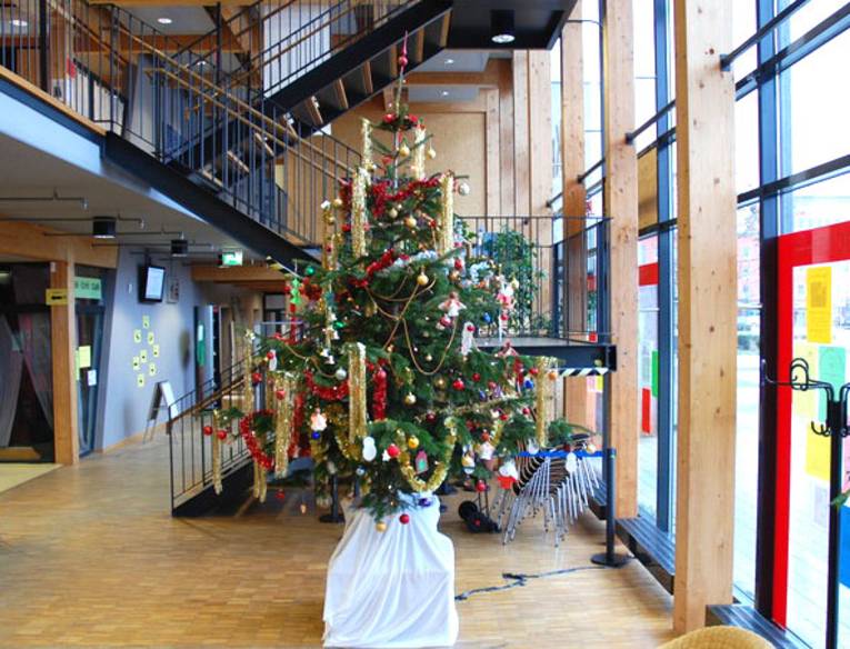 Geschmückter Weihnachtsbaum im Foyer