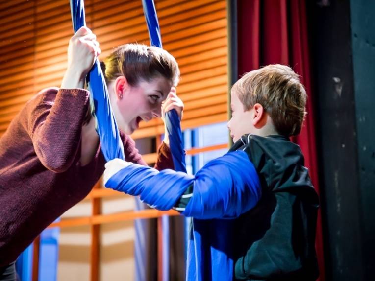 Zirkus mit Vertikaltuch