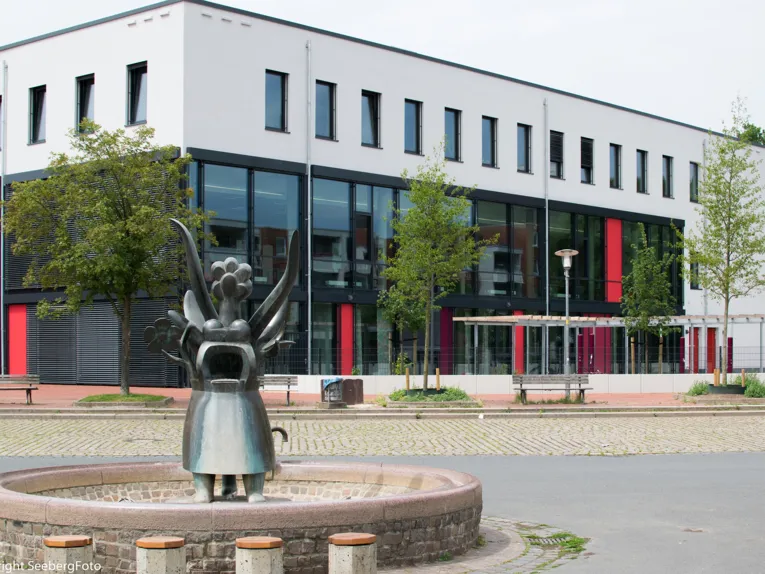 Stadtteilzentrum Weiße Rose mit Anna-Blume-Brunnen auf dem Mühlenberger Marktplatz