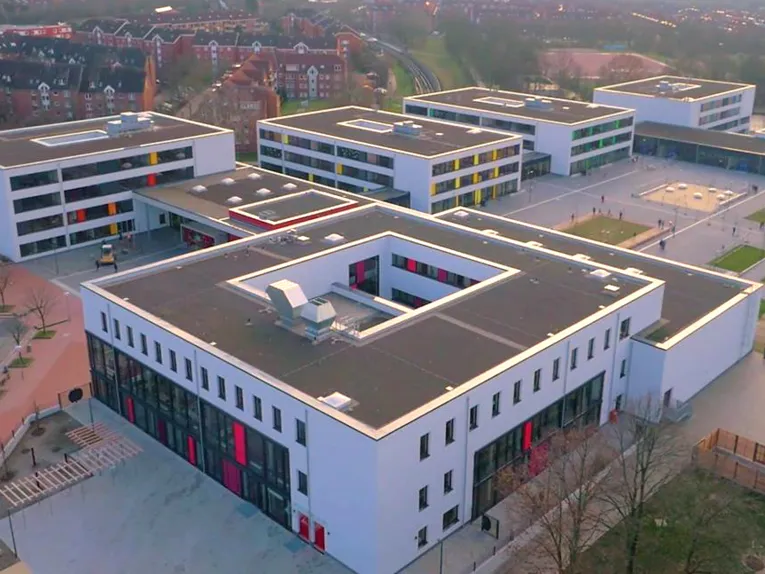In dem im November 2016 neu eröffneten Stadtteilzentrum Mühlenberg werden kulturelle und soziale Einrichtungen der Stadt Hannover zusammengefasst. Diese am Bedarf des Stadtteils orientierte Infrastruktur bietet den Bewohnerinnen und Bewohnern der südwestlichen Stadtteile Hannovers Bildung, Beratung, Freizeit und Kultur unter einem Dach.